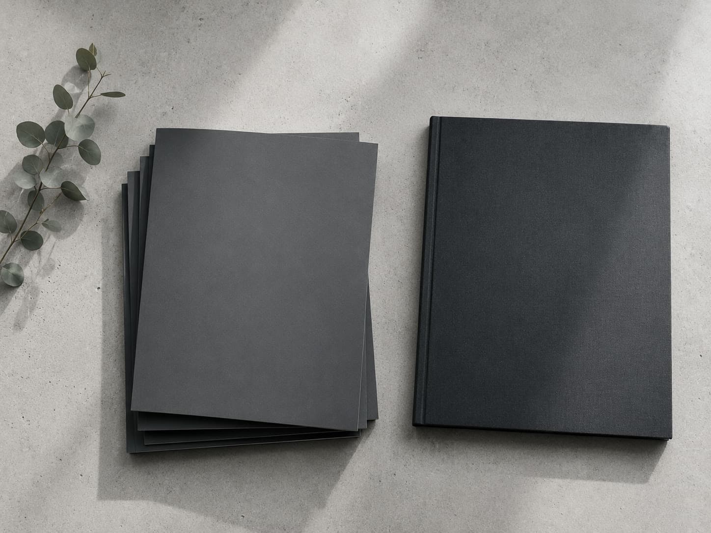 Stillleben mit Berichtsmappen und grünem Zweig – Symbolbild für den Fortschrittsbericht 2026